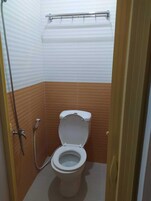 Ducha, artículos de higiene personal gratuitos, zapatillas y bidé