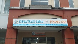 Rakennuksessa on kyltti, jossa lukee Josapa Travel Batam ja Dynamix Yoga.