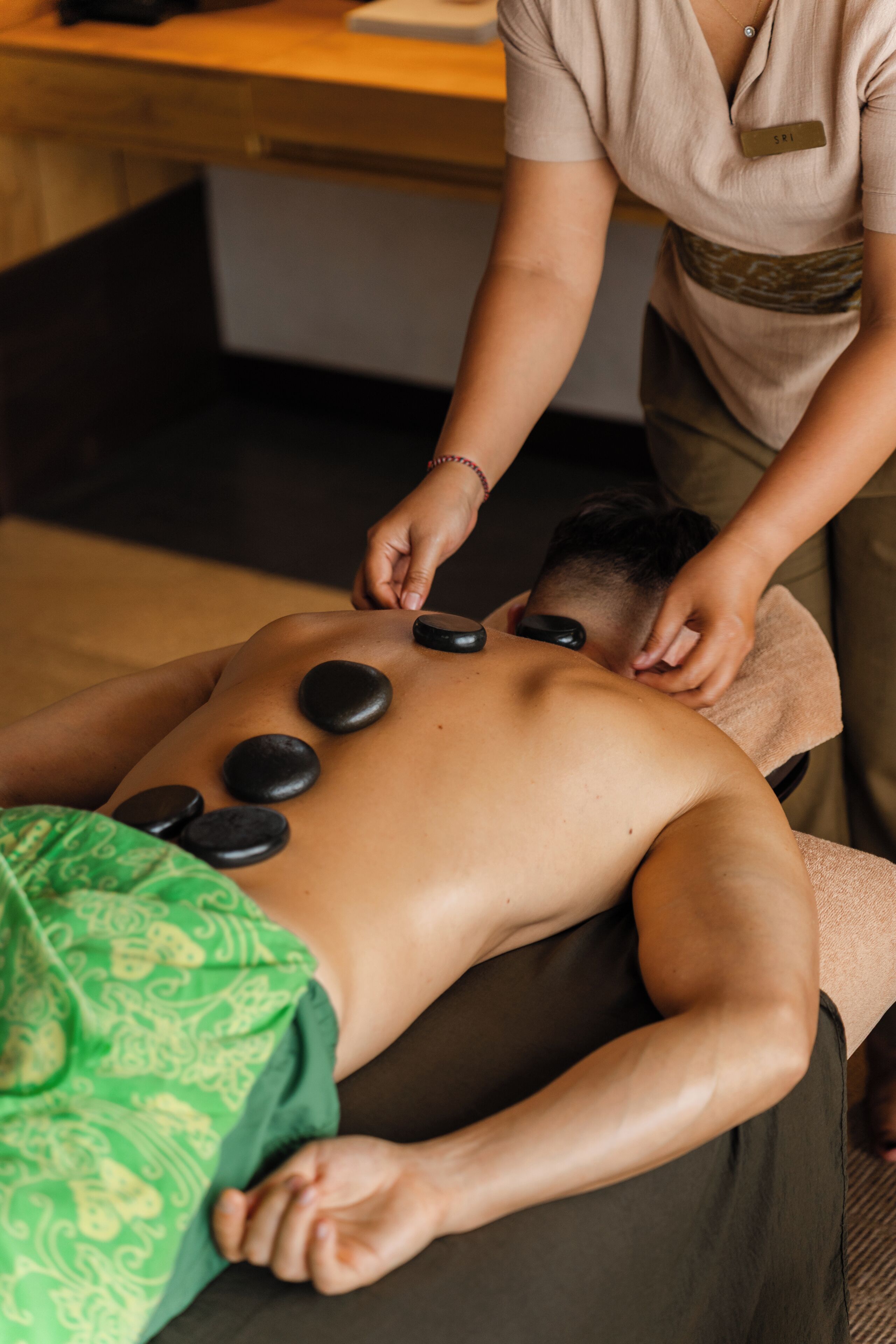 Perawatan tubuh, aromaterapi, dan pijat dengan batu panas