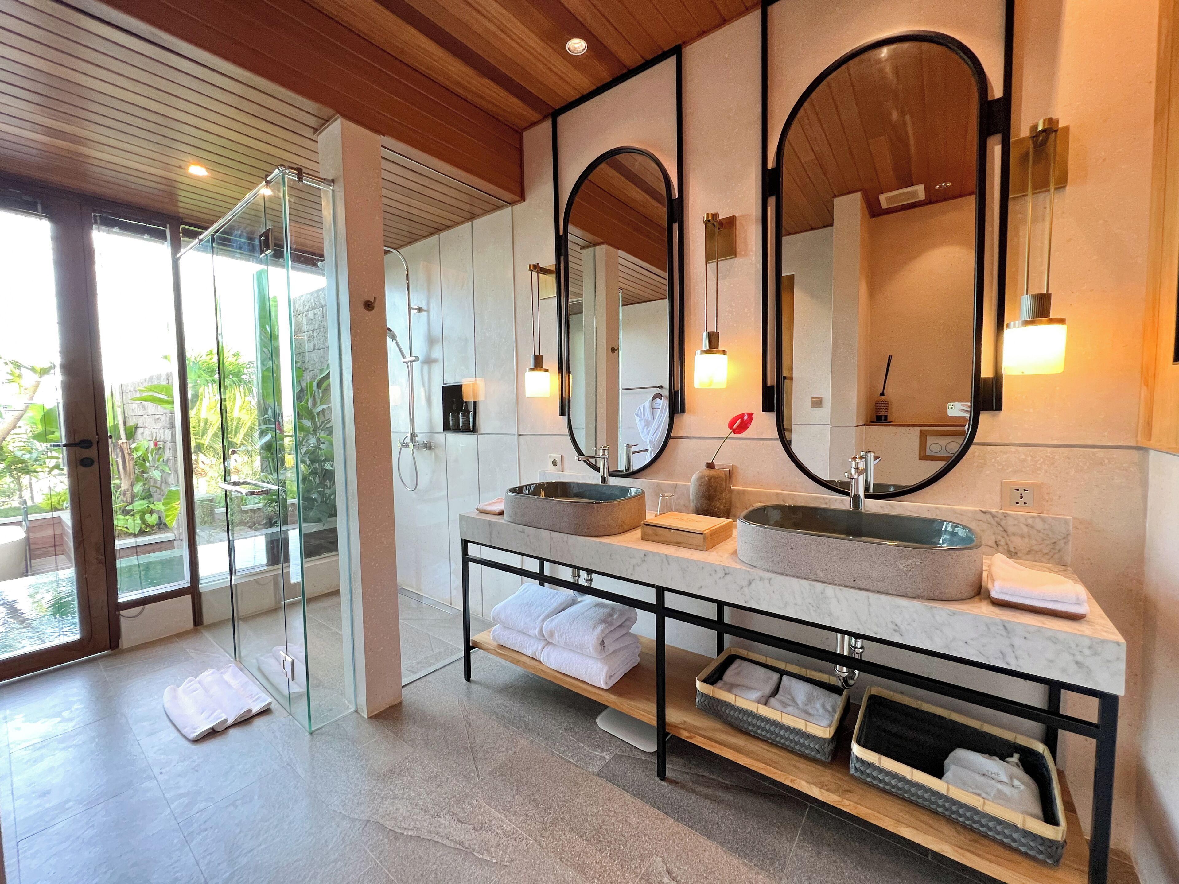 Premier Villa, 1 Bedroom, Ridge View | バスルーム | 個別の浴槽とシャワー、深めの浴槽、レインフォールシャワー、バスアメニティ (無料)