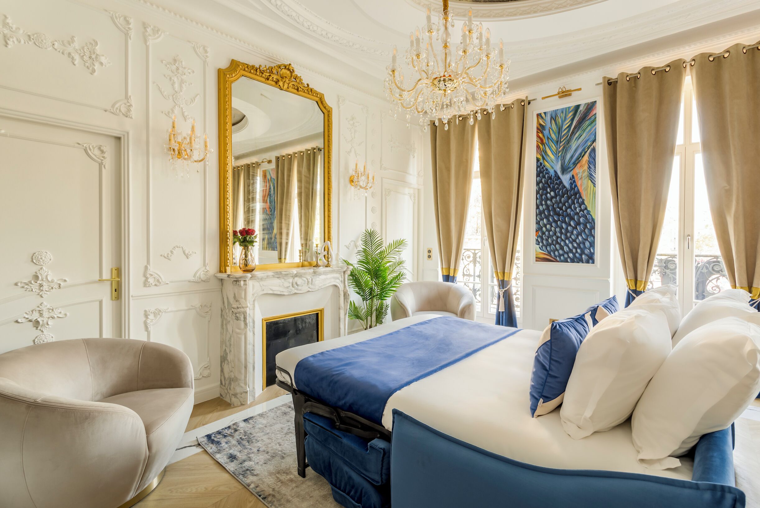 5 slaapkamers, een bureau, een strijkplank/strijkijzer, reisbedje