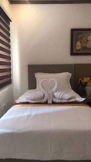 Suite prèmium, diversos llits, banyera accessible, vistes a la piscina | 1 dormitori, wifi gratuïta i roba de llit