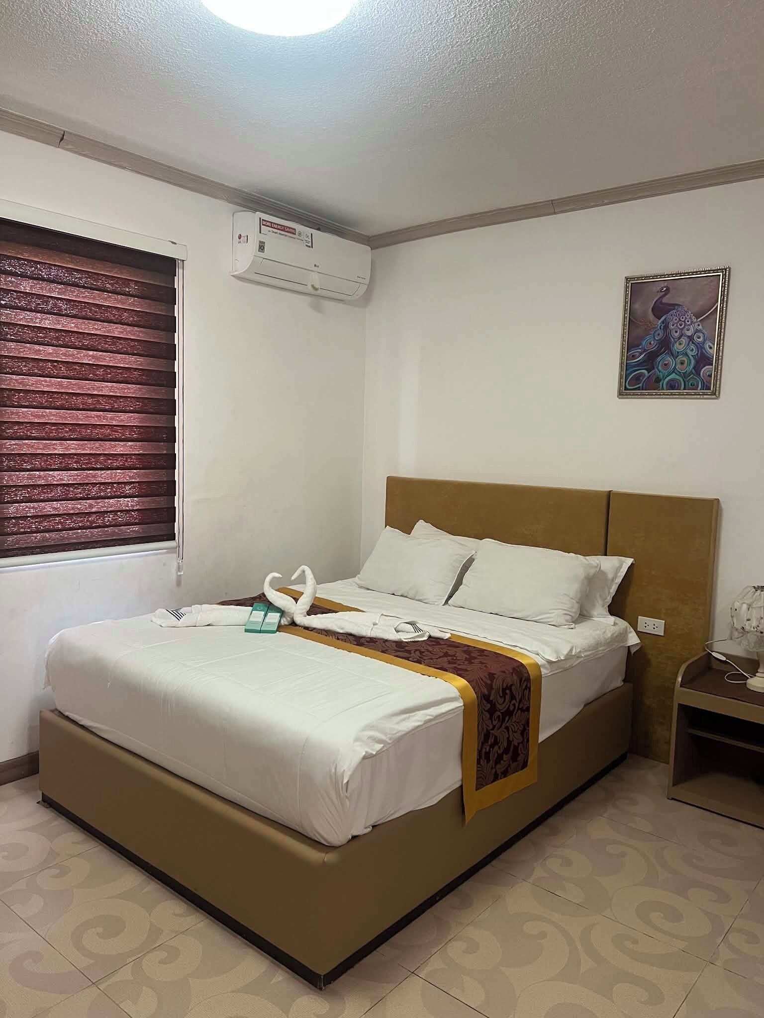 Deluxe Room, 1 Queen Bed, Non Smoking, Pool View | Free WiFi, bed sheets