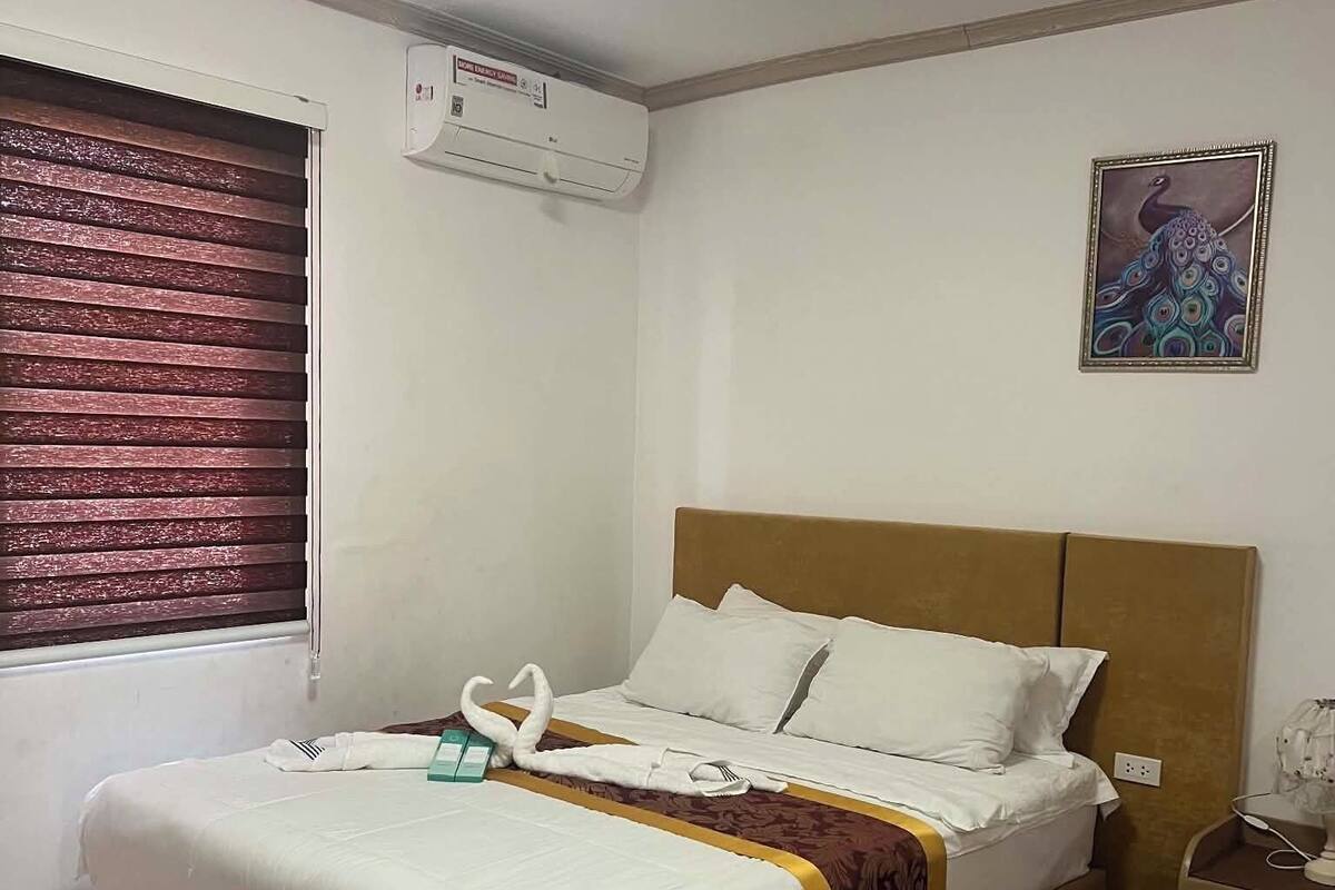 Phòng Deluxe, 1 giường cỡ queen, không hút thuốc, quang cảnh hồ bơi | Truy cập Internet không dây miễn phí, bộ trải giường 