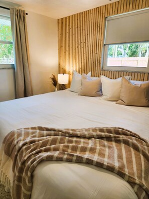 5 bedrooms, iron/ironing board, WiFi, bed sheets - Fully Renovated House: Steps from Siesta Key Beach. (Sarasota)