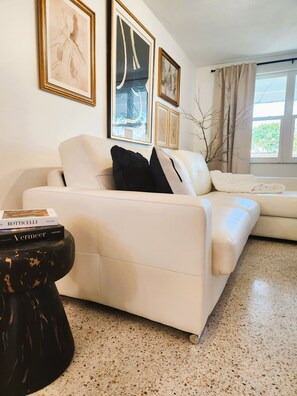 TV - Fully Renovated House: Steps from Siesta Key Beach. (Sarasota)