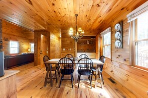 Dining - Coosawattee River Resort cabin with athletic court, pool, hot tub, & gym (Ellijay)