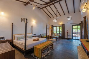 Premium bedding, desk, blackout drapes, bed sheets