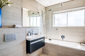 Dusj, hårføner og håndklær