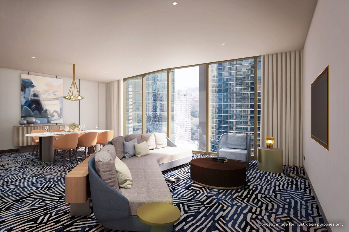 Ein modernes Hotelzimmer mit großem Fenster, einem Essbereich und einer Sitzecke mit Sofa und Sesseln.
