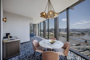 Suite – deluxe (River Suite) | Allergitestet sengetøy, safe på rommet og skrivebord for bærbar PC