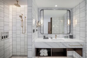 Habitación urbana | Ropa de cama hipoalergénica y caja de seguridad en la habitación 