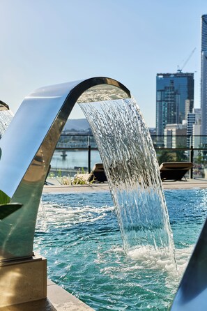 3 piscines extérieures, chaises longues