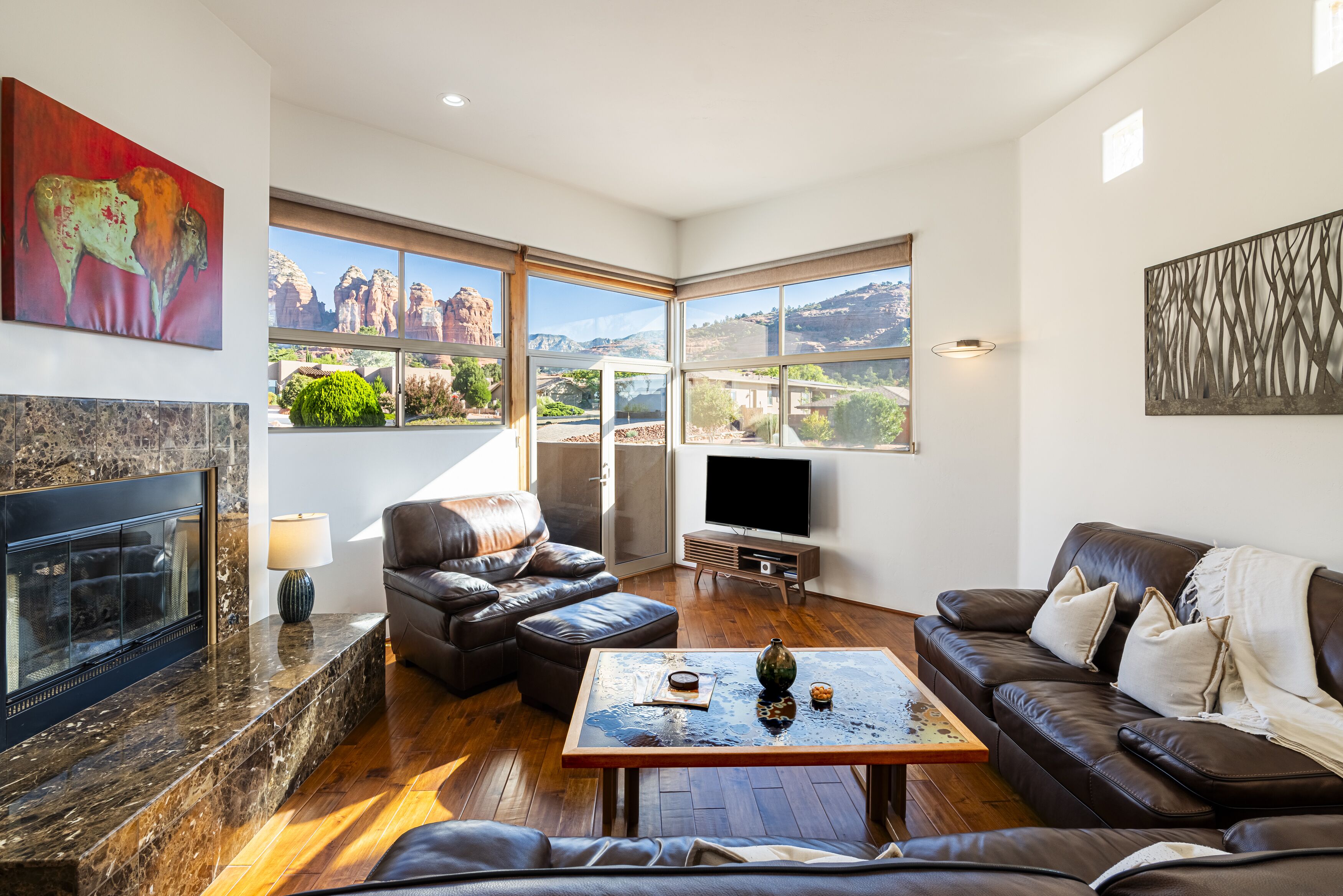 Una televisión, una chimenea