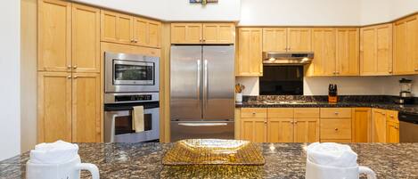 Refrigerador, microondas, horno y parrilla de estufa