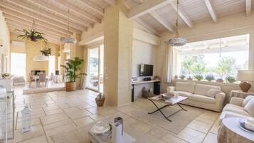 Fernseher, Kamin, Tischfußball