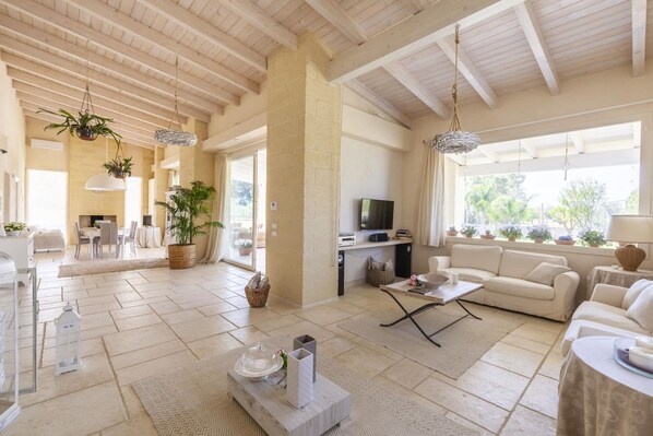 Fernseher, Kamin, Tischfußball