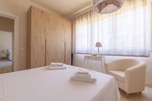 6 bedrooms, iron/ironing board, WiFi