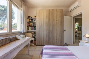 6 bedrooms, iron/ironing board, WiFi, bed sheets