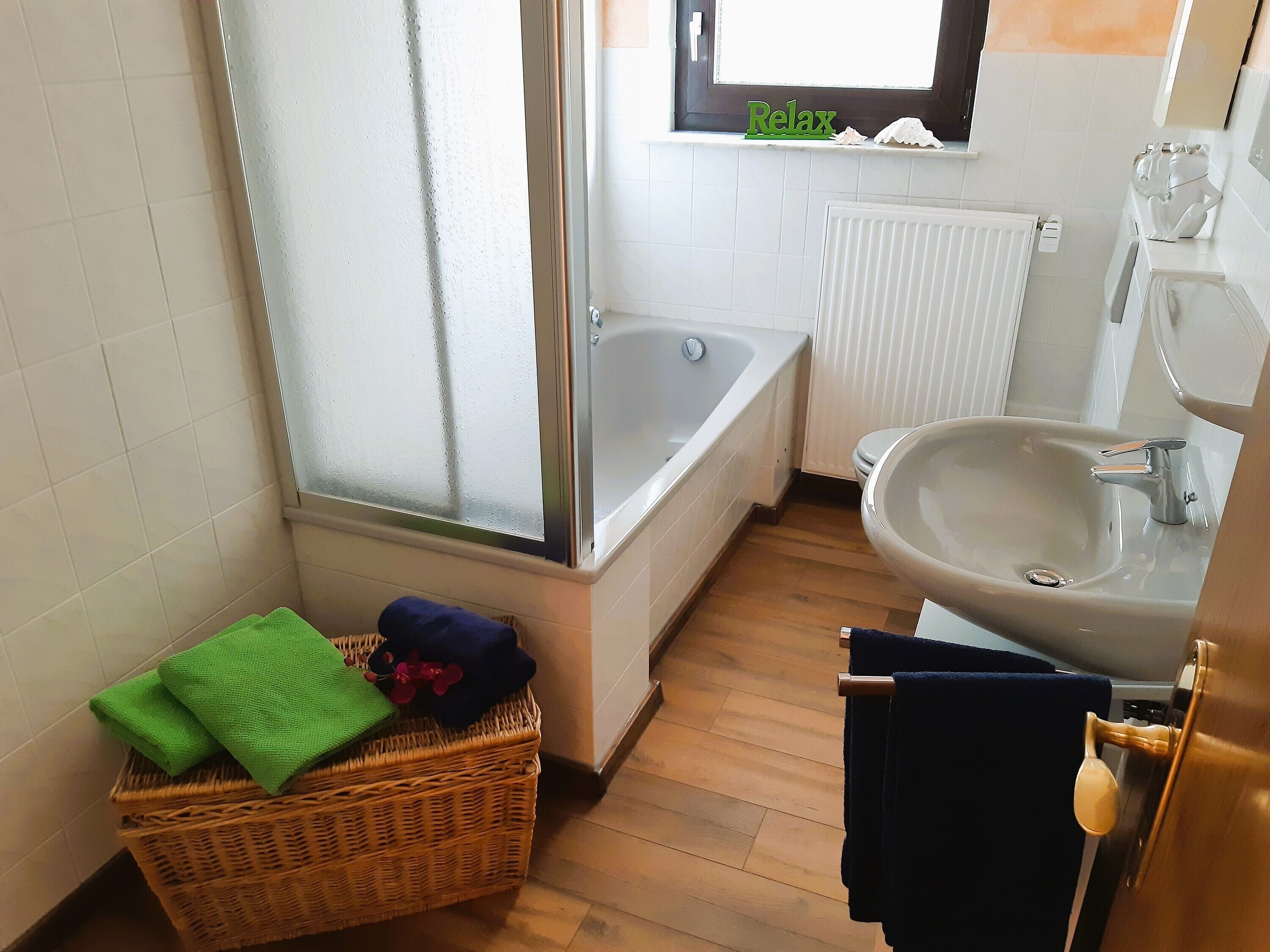 Dusche, Haartrockner, Handtücher