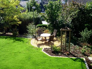 Outdoor dining - Apartment 'Ferienwohnung Familie Balko' with Private Terrace, Private Garden and Wi-Fi (Arnsberg)