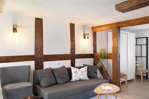 TV - Studio Apartment 'Fachwerk 44' with Shared Terrace, Shared Garden and Wi-Fi (Frielendorf)