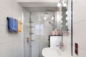 Shower, hair dryer, towels - Studio Apartment 'Fachwerk 44' with Shared Terrace, Shared Garden and Wi-Fi (Frielendorf)