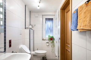 Douche, sèche-cheveux, serviettes fournies