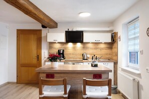 Fridge, microwave, oven, stovetop - Studio Apartment 'Fachwerk 44' with Shared Terrace, Shared Garden and Wi-Fi (Frielendorf)