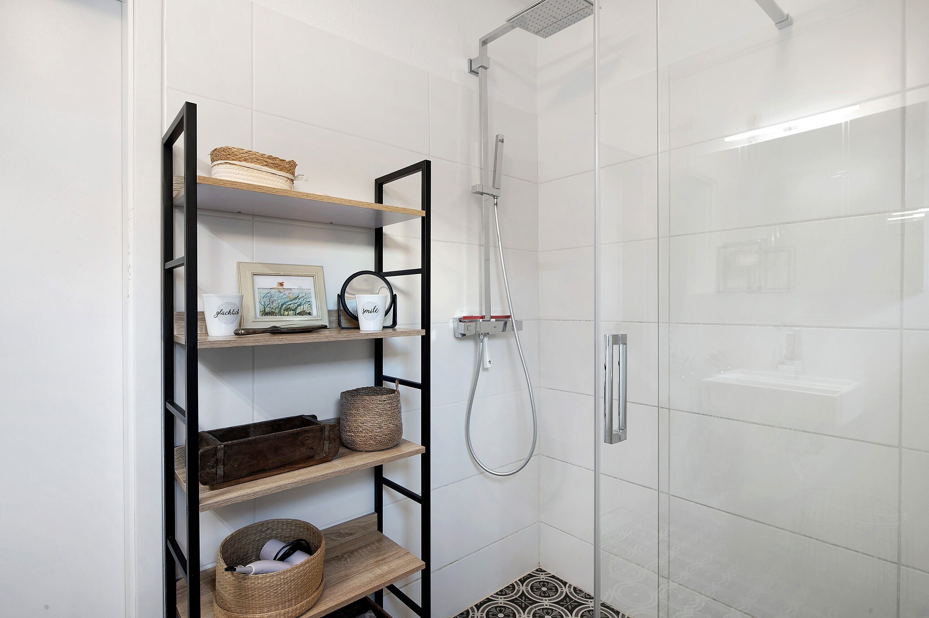 Douche, articles de toilette gratuits, sèche-cheveux