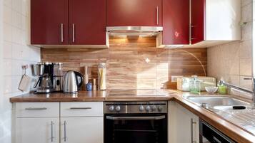 Een koelkast, een oven, een kookplaat, een vaatwasser