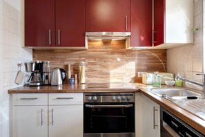 Een koelkast, een oven, een kookplaat, een vaatwasser