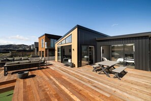 Outdoor dining - Views from the Heights (Wanaka)