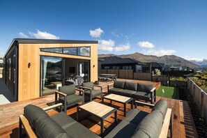 Outdoor dining - Views from the Heights (Wanaka)