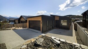Un quartier résidentiel moderne avec des maisons, une allée et un ciel dégagé.