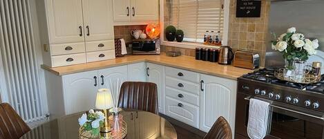 冷蔵庫、電子レンジ、オーブン、コンロ