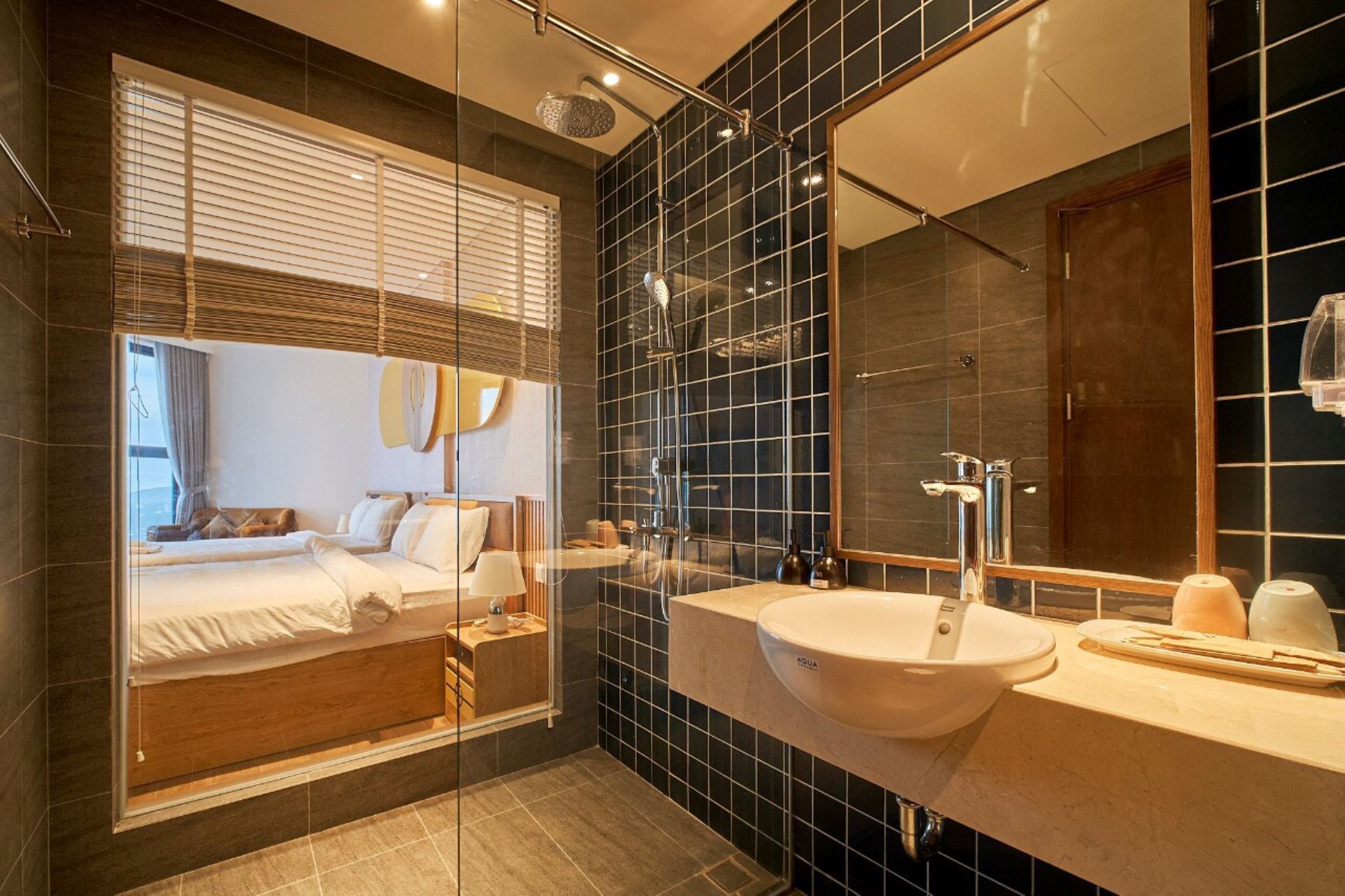 Un bagno moderno con un ampio specchio, due lavabi e una doccia.