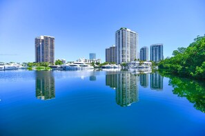 A marina with yachts, high-rise buildings, and a clear blue sky. - Exclusive Yacht Club Condo 10 Min to the Beach (Miami)