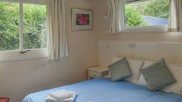 2 bedrooms, iron/ironing board, bed sheets