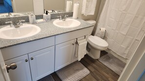 Haartrockner, Handtücher, Seife, Shampoo