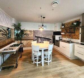 Kühlschrank, Mikrowelle, Herdplatte, Geschirrspüler