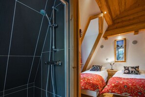 4 habitaciones, tabla de planchar con plancha y cuna de viaje 
