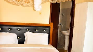 In-room safe, soundproofing, iron/ironing board, free WiFi