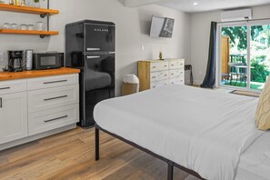 1 bedroom, free WiFi, bed sheets - Riverside Studio | Kitchenette, Firepit, BBQ, Dock (Lake Cowichan)