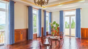 1 habitación, minibar, escritorio y cortinas blackout