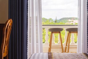 Minibar, escritorio, cortinas blackout y sistema de insonorización 