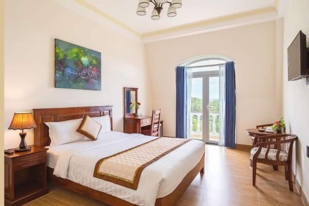 1 slaapkamer, een minibar, een bureau, verduisterende gordijnen