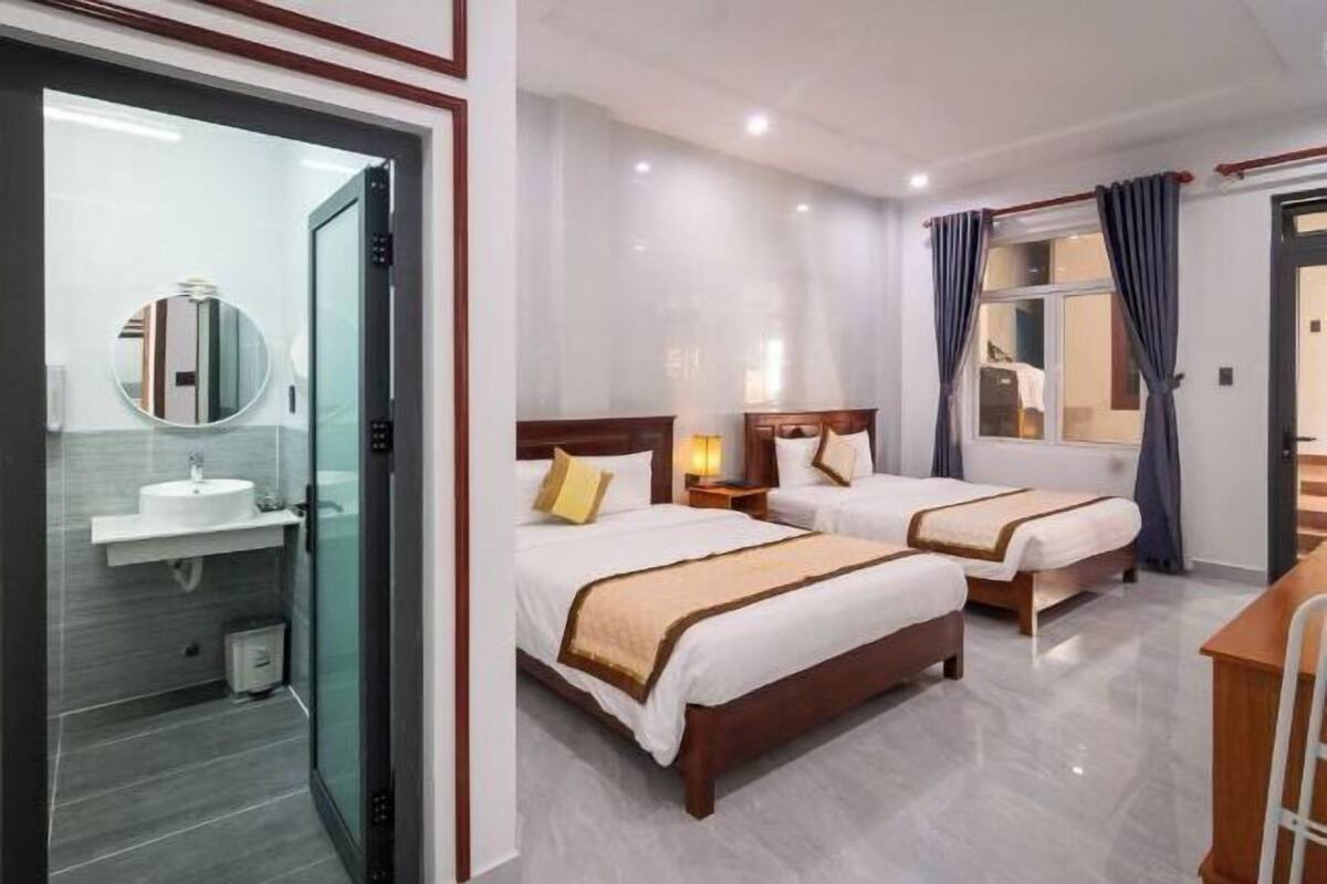 1 camera, minibar, una scrivania, tende oscuranti