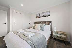 4 bedrooms, iron/ironing board, travel crib, WiFi - Bligh St Bliss - Ideal for Families, Mountain Views (Orange)