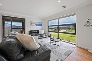 TV, books, offices - Bligh St Bliss - Ideal for Families, Mountain Views (Orange)